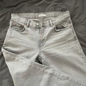 Grå jeans  - Säljer ett par snygga grå jeans 