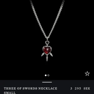 Halsband med hjärtdetaljer Maria Nilsdotter - Jättefint halsband från Maria Nilsdotter med ett rött hjärta! Skulle gärna vilja byta det mot två you and me halsband som visas på andra bilden i längd 40-45❤️. Halsbandet köptes i Augusti och är i mycket bra skick! Hälst mötas upp någonstans i Stockholm 