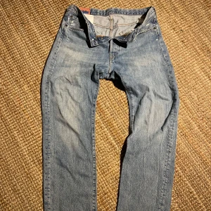 Acne Jeans 1996 ”Blue trash” FW18 - Bra skick, sitter bra på mig som normalt har 32/32… Passformen är som Levis 501:or