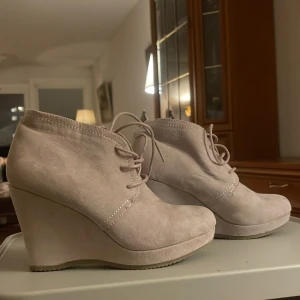 Snygga damskor från Graceland – perfekt för arbete eller fest! - Säljer ett par eleganta damskor från Graceland som är använda endast ett fåtal gånger och fortfarande i mycket bra skick. Skorna har en stilren och modern design som gör dem perfekta för både arbete och festligare tillfällen.  De är bekväma att bära samtidigt som de utstrålar klass och stil. Passar utmärkt för dig som vill ha ett mångsidigt och snyggt skoval i garderoben.