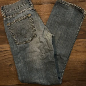 Blå levis jeansbyxor - Säljer ett par klassiska blå Levi's jeans i bra skick. 