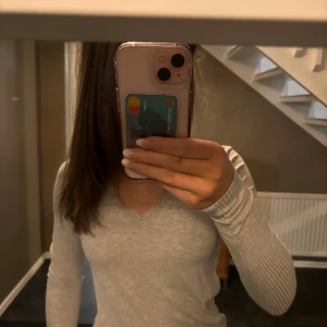 Grå ribbad långärmad topp - Säljer min superfina gråa tröja