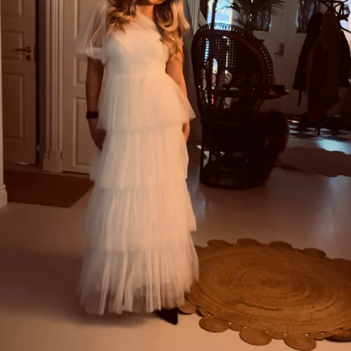 Vit axelbandslös långklänning