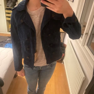 Blå jacka  - Blå jacka från zara, storlek M men skulle säga att den är storlek S/XS! 