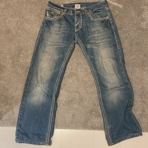 True religion jeans - Bra skick, en knapp på bakfickan är borta. Midja:44cm benöppning:22cm innerbenslängd:73cm