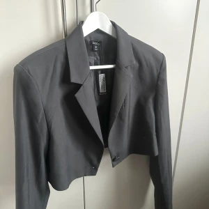 Kort grå ”kavaj”/blazer - Jättesnygg kort grå kavaj med knapp längst ner, den är aldrig använd och har därför lapp kvar då jag råkade beställa två likadana. Kan användas som jacka till utgång eller som en ”overshirt” när det är kallare. Storlek 36, passar också xs!😍