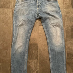 Dondup mius jeans - Dondup jeans i nyskick, använda 2 gånger. Storlek 35. För frågor och mått kontakta mig. 