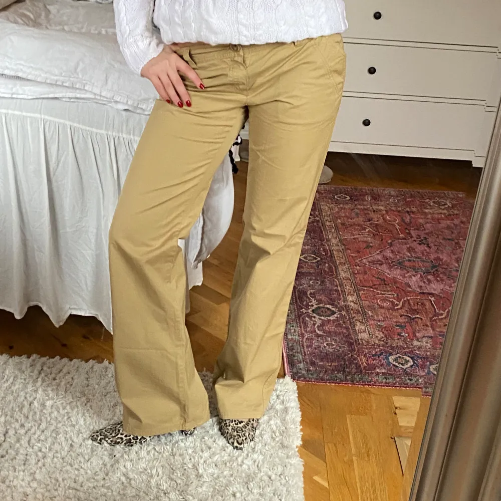 Beigea byxor från Massimo dutti. Perfekt skick. Så snygga o fungerar att klä upp och ned. Lågmidjade!! Med coola detaljer. Jag är 168 cm och de är långa, passar nån längre. Farkut & Housut.