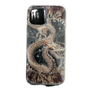 Mobilskal med drakmotiv - Snyggt mobilskal med ett detaljerat drakmotiv i bruna och beige toner. Skalet är genomskinligt med en cool design som ger din telefon ett unikt utseende. Perfekt för dig som vill ha något annorlunda och stilrent samtidigt. Passar bra till vardags och speciella tillfällen. Funkar för iPhone 12 och iPhone 12 pro!