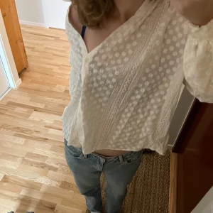 Vit blus - Säljer en väldigt fin blus från &other stories. Den är i storlek S men är lite större i modellen. Den har ett fint blommönster på. 