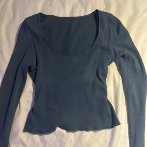 Blå ribbad topp från Brandy Melville - Säljer en snygg blå ribbad topp med långärmad design. Perfekt för både vardag och fest! Den har en skön passform och är superbekväm att ha på sig. Passar perfekt till jeans eller kjol. 💙