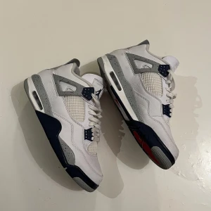 Jordan 4 Midnight Navy - Last Sale Stockx - 4800kr. Kommer utan lådan, därav pris
