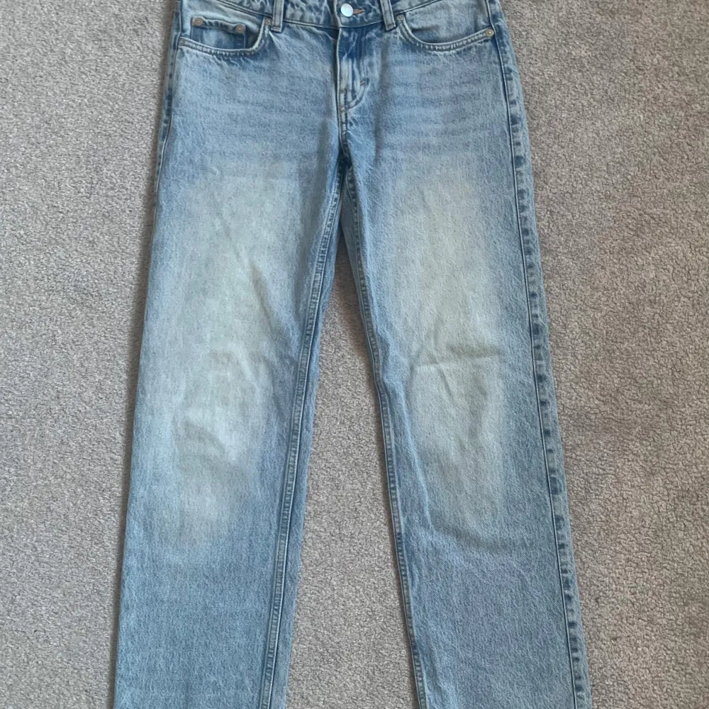 Jättefina ljusblå jeans som jag köpt på Vinted men som tyvärr var för små och för korta på mig. De var använda ett fåtal gånger och är i väldigt fint skick!💞De är i modellen ”arrow” och storlek 26/30. Jeans & Byxor.