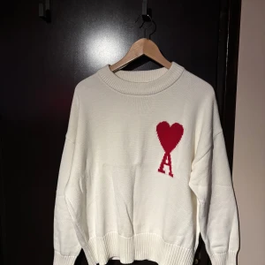 Ami Paris sweatshirt  - Säljes då de inte var något för mig, storlek M, jag är 1,83 o sitter perfekt 