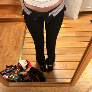 Svarta kostymbyxor från Neo Noir - Säljer ett par svarta kostymbyxor från Neo Noir de är Lågmidjade och kan användas på båda sätten som jag visar på bilderna. Slutsålda på hemsidan och bra skick💕