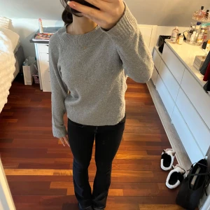 Grå stickad tröja - Säljer då jag inte använder den längre💕 Den är lite nopprig av sig men jag kan ta bort de mesta med maskin om man önskar de💕