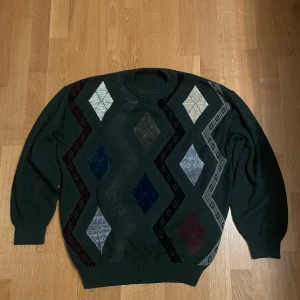 Mönstrad stickad tröja - Skön stickad tröja i storlek medium. Bra skick och pris kan diskuteras 