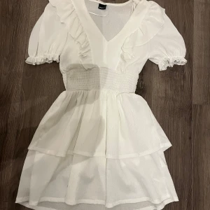 Vit klänning från Gina Tricot - Söt vit klänning från Gina Tricot i storlek XS. Endast provad. Helt ren. Inte genomskinlig. Studentklänning? Sommarklänning?