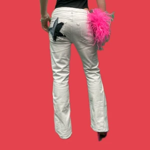 Vita jeans med stjärndetalj - Supercoola vita jeans utan bakfickor med en stjärndetalj🌟 tillsydd bootcutdetalj🙌 midjemått: 40, innebenslängden: 72, yttebenslängd: 99, lårlängd: 24.5, ankelmått: 23, alla mått mätta rakt över🌟