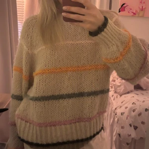 Beige stickad tröja med färgglada ränder - Supermysig beige stickad tröja med färgglada ränder. Sååå snygg passform och perfekt varm🥰Aldrig använd så i nyskick! 
