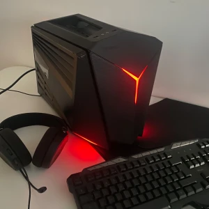Speldator Lenovo - Bra gamingdator som är uppdaterad och rensad av datatekniker. Tangentbord, hörlurar och HP mus ingår men ingen skärm. Specifikation i bild nr 2 men grafikkortet är uppgraderat. Info från datatekniker efter genomgång - Intel i5 7400 / 8GB RAM / Nvidia Geforce 1070. Billigare går vid snabb och smidig affär!