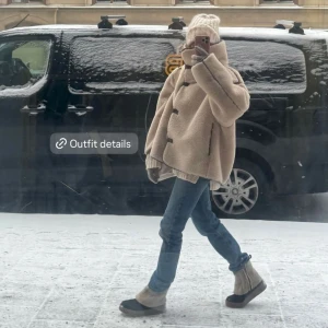 Slutsåld Arket piletjacka - Slutsåld populära Arket jacka i S i en oversize mysig modell, ny jacka för säsongen! Helt slutsåld. Nypris 2300 kr. Använd 2 gånger. Första bilden är från Filippzorz/Filippa Mouiier 🤎🤎🤎 Kan frakta eller mötas i Sthlm 