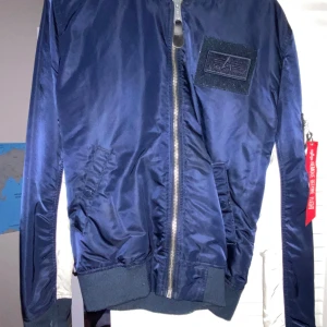 Alpha industries bomberjacka - Knappast använd, toppen skick. Skickar samma dag som beställning
