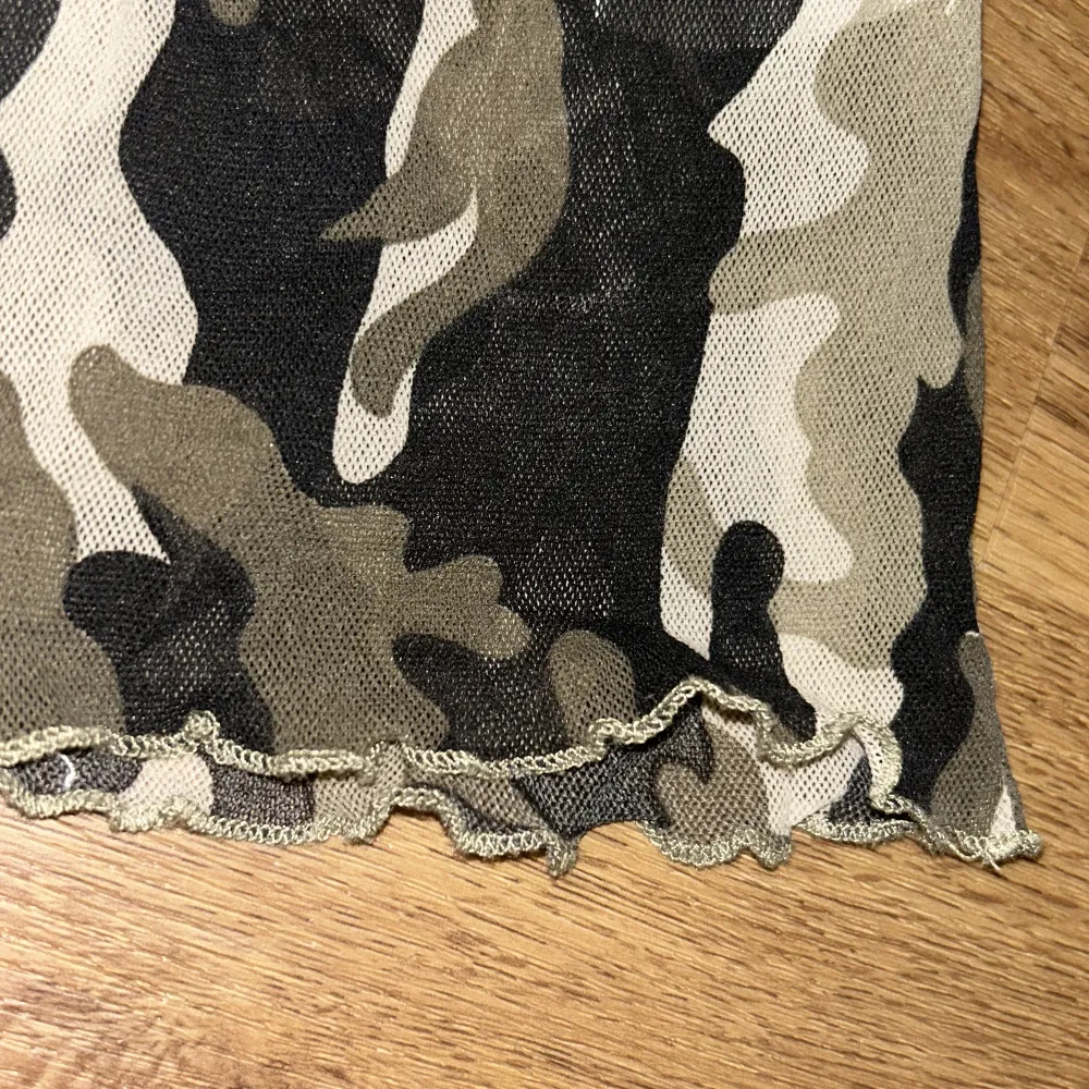 Säljer en cool camouflage topp från Mexx i storlek L, men den är ganska liten så skulle säga S. Toppar.