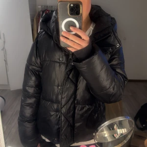 GAP vinterjacka  - Jätte fin vinterjacka från GAP i storlek S skulle passa M oxå. Använd en vinter och inga defekter. Köptes för 1495kr. Säljer för 900kr pris kan diskuteras vid snabb affär! Köparen står för frakten! 