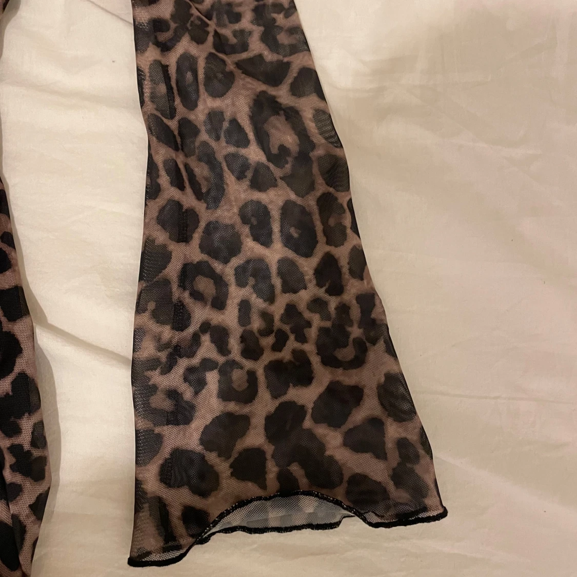 Leopardmönstrad klänning med öppen rygg - 91