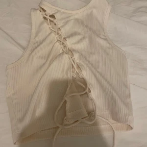 Vit  ribbad linnetopp med snörning - Super fint linne är inte alls genomskinlig och sitter jätte bra 