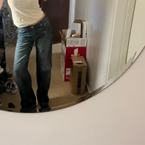 Blå jeans i bra skick - Säljer ett par snygga blå jeans i bra skick. De har en klassisk straight passform och är lågmidjade, vilket ger en avslappnad look. Perfekta för vardagsbruk och kan matchas med nästan vad som helst. Sköna och stilrena!