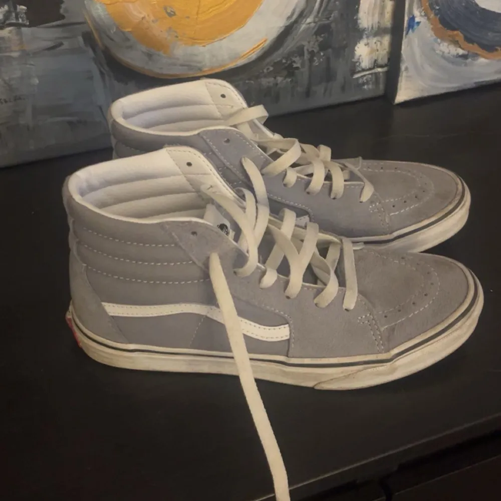 Säljer ett par gråa Vans sneakers i bra skick💗. Skor.