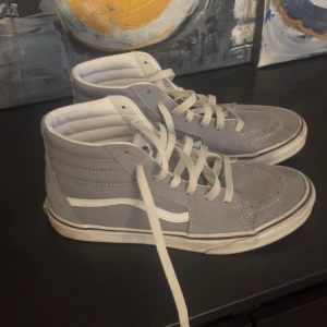Gråa sneakers från Vans - Säljer ett par gråa Vans sneakers i bra skick💗