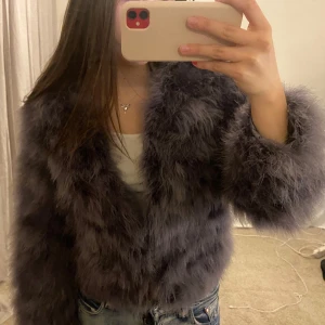 Grå pälsjacka från Dennis Maglic - Superfin grå pälsjacka från Dennis Maglic i mycket bra skick. Säljer då den är för liten.