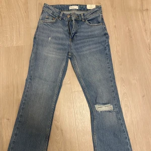 Bootcut jeans - Jeans från Gina i en bootcut modell. Sitter smickrande på kroppen. Jag är 160 och längden är bra till mig. Aldrig använda och lappen sitter kvar❤️
