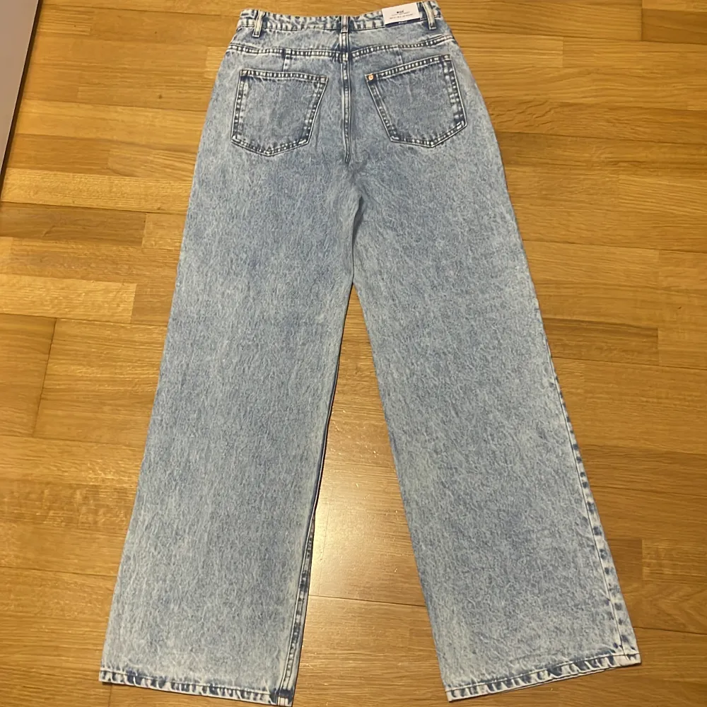 Säljer ett par ljusblå jeansbyxor från &Denim i storlek 34. De har en ultra hög midja och en wide fit. Priset kan diskuteras ! 🦋. Jeans & Byxor.