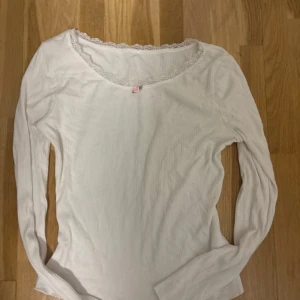 Vit tröja  - En vit tröja med en rosa ros 