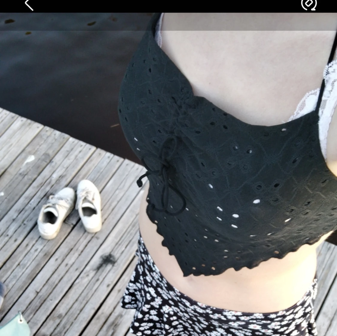 Svart broderad croppad topp