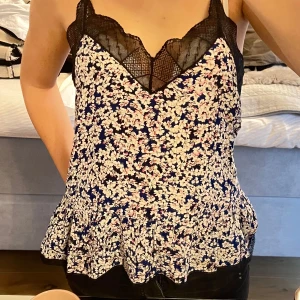 Blommig linne med spetsdetaljer - Zadig linne, söta skivk