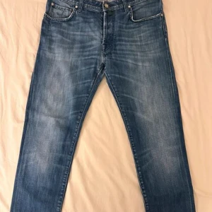 Blå jeans från Jacob Cohën - Säljer ett par snygga blå jeans från Jacob Cohën i storlek 34. De har en klassisk femficksdesign och en snygg tvättad look. Perfekta för både vardag och fest! 🕺 Pris kan diskuteras