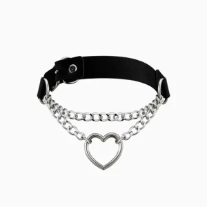 Choker med hjärtdetalj - Nypris 58kr. Snygg choker med en svart rem och dubbla silverkedjor. Den har en stor hjärtformad detalj i mitten som ger en edgy look. Perfekt för att komplettera din outfit med en touch av stil och attityd. Justerbar för att passa de flesta halsstorlekar. Säljer då den inte passar mig med onormal hals 😅