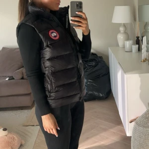Canada Goose Väst S som ny - Säljer en svart dunväst från Canada Goose i nyskick. Använd 2 gånger. Passar både vår & höst samt nu på vintern då den är lite tjockare. 
