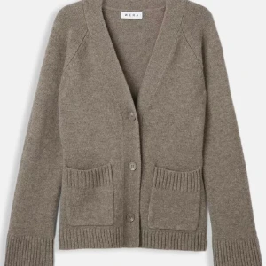 Beige kofta från Wera - Mysig beige kofta från Wera i ullblandning. Perfekt för höst och vinter med sina långa ärmar och ribbade detaljer vid ärmslut och nederkant. Koftan har knappar framtill och två praktiska fickor. Superfin att ha både hemma och ute! 🧥✨