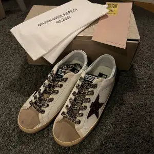 Säljer ett par unika golden goose eftersom att de är för små. Skorna är i storlek 37 och är i toppskick💓