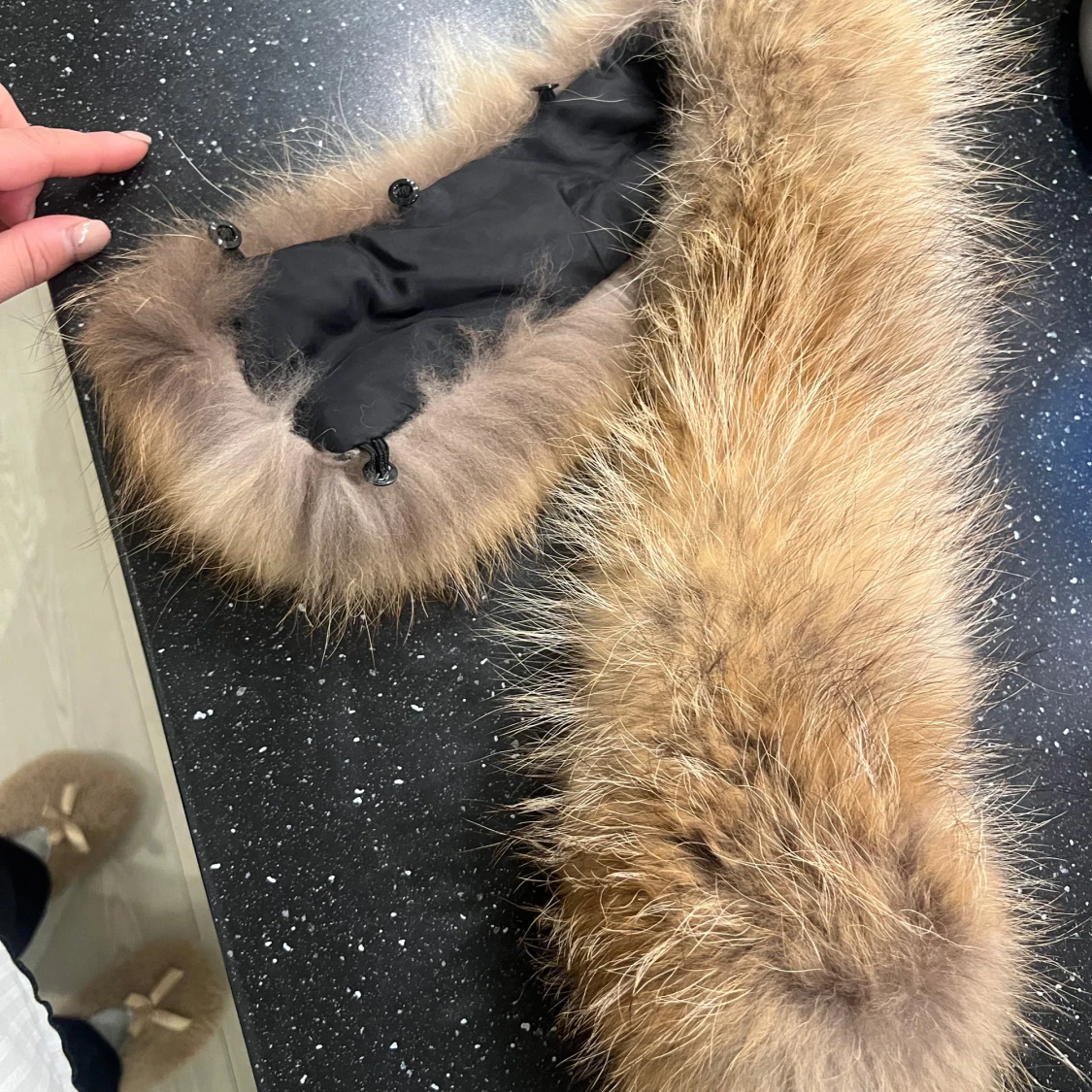 Beige pälsad till luva 