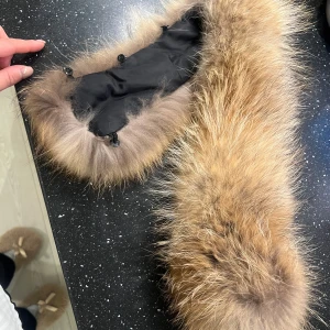 Beige pälsad till luva  - Säljer en supermjuk och lyxig beige halsduk i äkta päls. Perfekt för att hålla sig varm under kalla dagar. Den har en fyllning av 100% polyester och är fodrad för extra komfort. Endast kemtvätt rekommenderas för att bevara kvaliteten. Passar perfekt till både höst och vinteroutfits! Tillköpt till min hollies jacka  