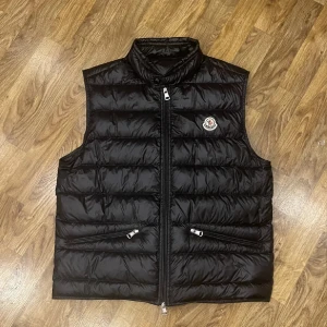 Moncler Gui Vest - Säljer vesten då jag vuxit ur den. Västen är i mycket bra skick och Nfc fungerar. Pris kan diskuteras vid snabb affär.