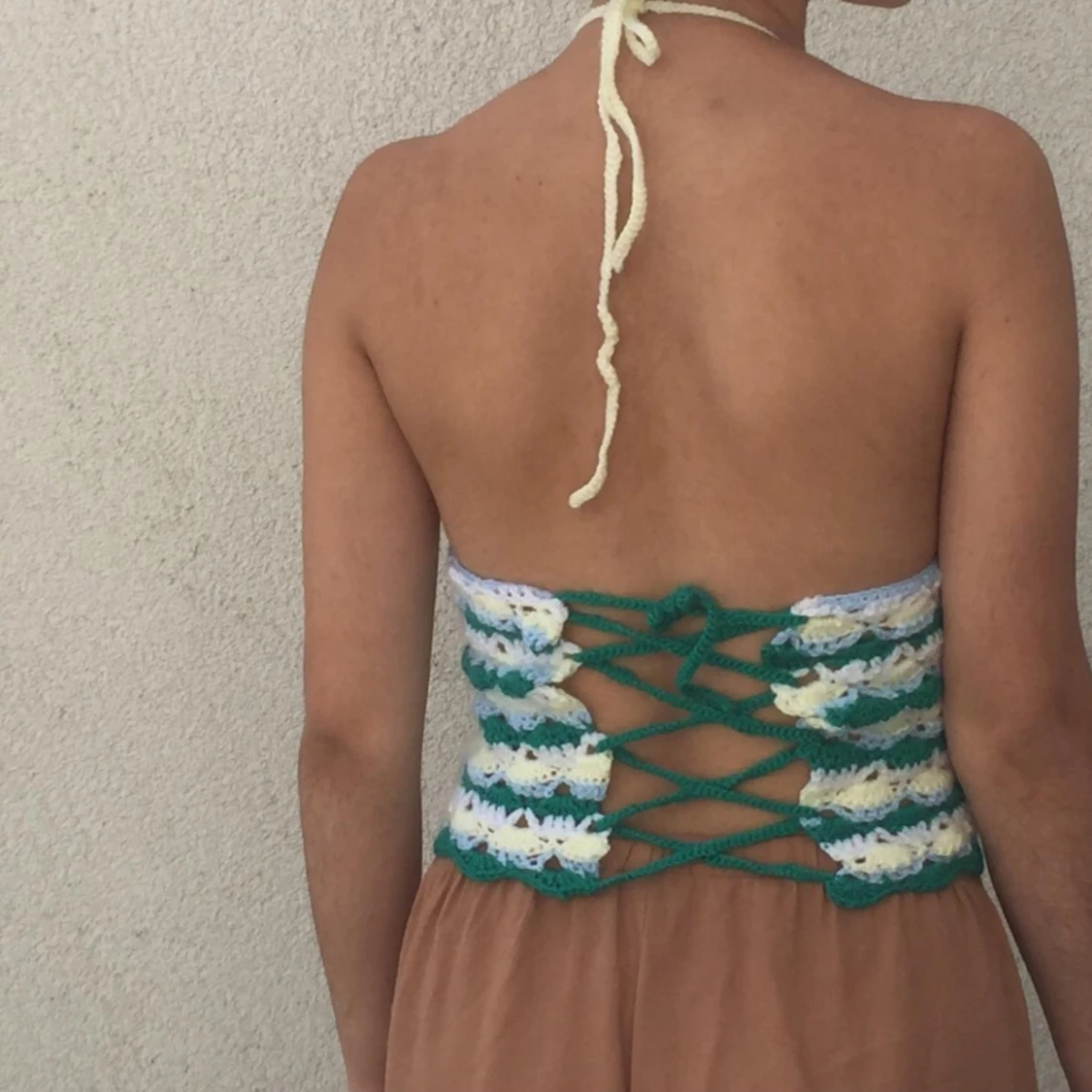 Grön och vit virkad halterneck-top - 90