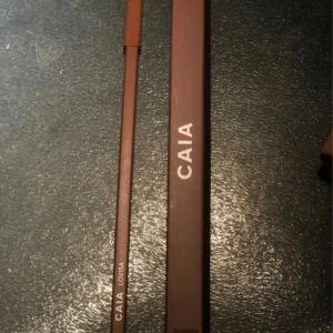 Lovisa lip liner läppenna från CAIA, helt ny - Snygg brun läppenna från CAIA i nyansen Lovisa. Perfekt för att definiera och fylla i läpparna med en mjuk och krämig formula. Kommer i en stilren förpackning med en matchande hylsa. Perfekt för både vardag och fest!
